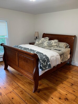 3 bedrooms, iron/ironing board, free WiFi, bed sheets - Round Top: scenic , serene, beautiful....roomy (Round Top)