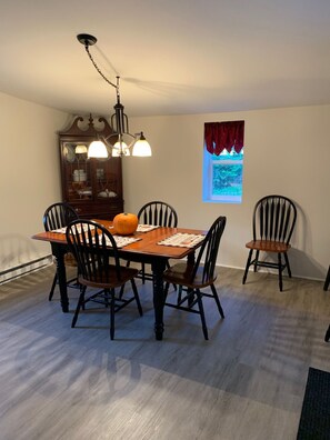 Dining - Round Top: scenic , serene, beautiful....roomy (Round Top)