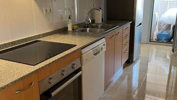 Een koelkast, een oven, een kookplaat, een vaatwasser