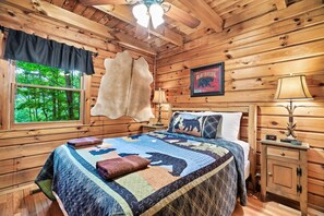 4 bedrooms, desk, iron/ironing board, travel cot