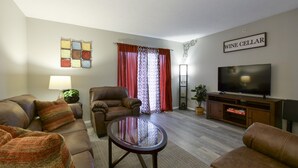 Apartamento (Wine Cellar - Walk-out - REMODELED - ) | Sala de estar