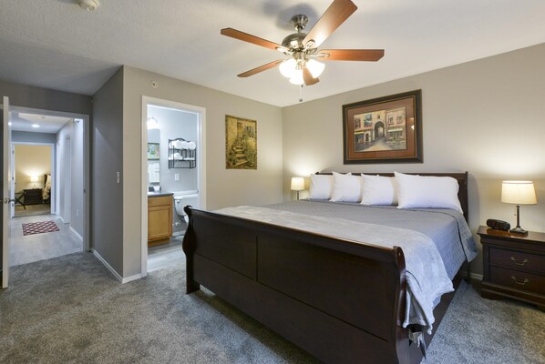 Huoneisto (Wine Cellar - Walk-out - REMODELED - ) | 3 makuuhuonetta, silitysrauta/-lauta, vauvan matkasänky, Wi-Fi