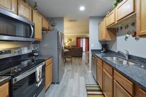 Huoneisto (Wine Cellar - Walk-out - REMODELED - ) | Yksityinen keittiö