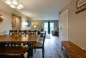 Condo (Windy City Klassics - OPEN POOL - upd) | Dining - Windy City Klassics (Branson)