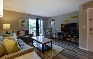 Condo (Windy City Klassics - OPEN POOL - upd) | Living room - Windy City Klassics (Branson)