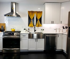 Jääkaappi, astianpesukone, leivänpaahdin, tehosekoitin