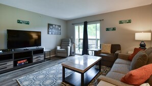 Living room - Windy City Sports (Branson)