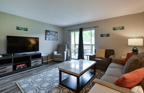 Condo (Windy City Sports - Minutes to Silver) | Living room - Windy City Sports (Branson)