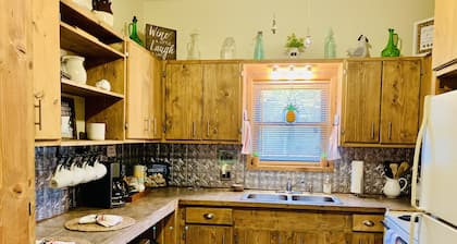 Cozy, Country Cottage centrally located, close to Lakes & Oaklawn