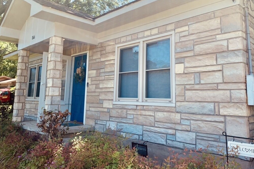 Cozy, Country Cottage close to Oaklawn Park and lakes, centrally located