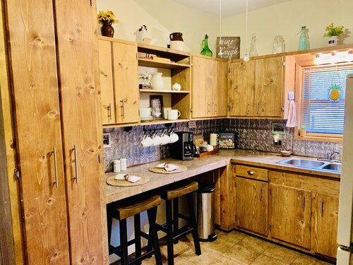 Cozy, Country Cottage close to Oaklawn, near Bi-Pass