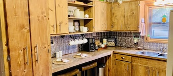 Cozy, Country Cottage close to Oaklawn, near Bi-Pass