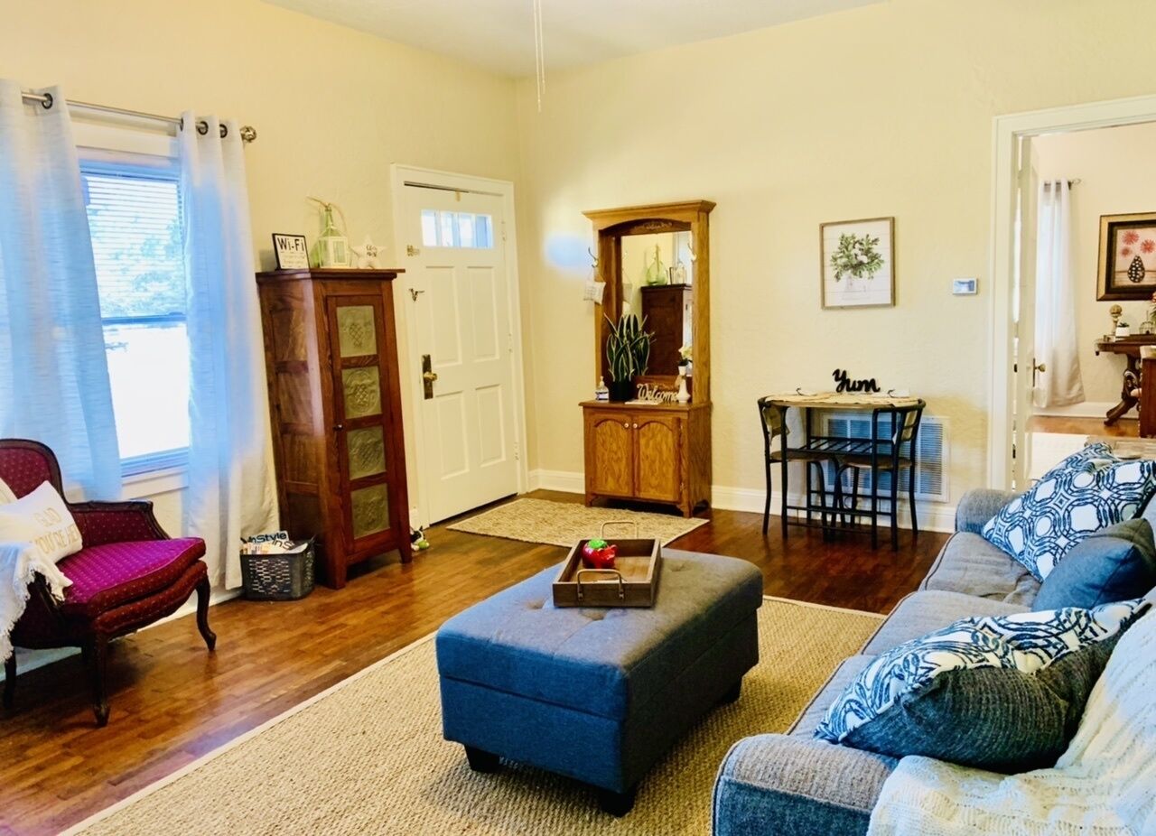 Cozy, Country Cottage close to Oaklawn Park and lakes, centrally located