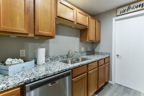 Apartment (GoodVibes Hillside - Balcony w/Ozarks) | Eigene Küche | Kühlschrank, Kochgeschirr/Geschirr/Besteck