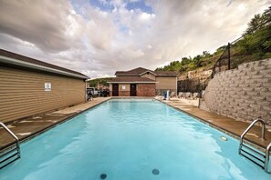 Condo (GoodVibes Hillside - Balcony w/Ozarks) | Piscina | Piscina externa, piscina aquecida