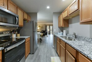 Condo (GoodVibes Hillside - Balcony w/Ozarks) | Cozinha privada | Geladeira, talheres/pratos/utensílios de cozinha