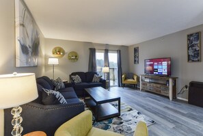 Condo (GoodVibes Hillside - Balcony w/Ozarks) | Sala de estar | TV