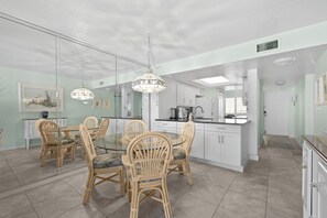 Dining - Gulf Coast / Direct Beachfront View - Steps to Sand & Sunset (Fort Myers Beach)