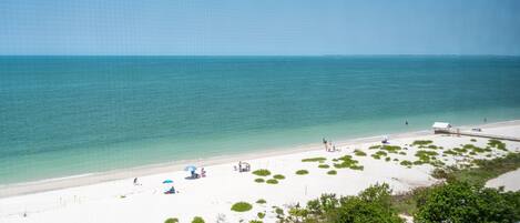En la playa, camastros y toallas de playa