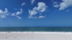 Am Strand, Liegestühle, Strandtücher