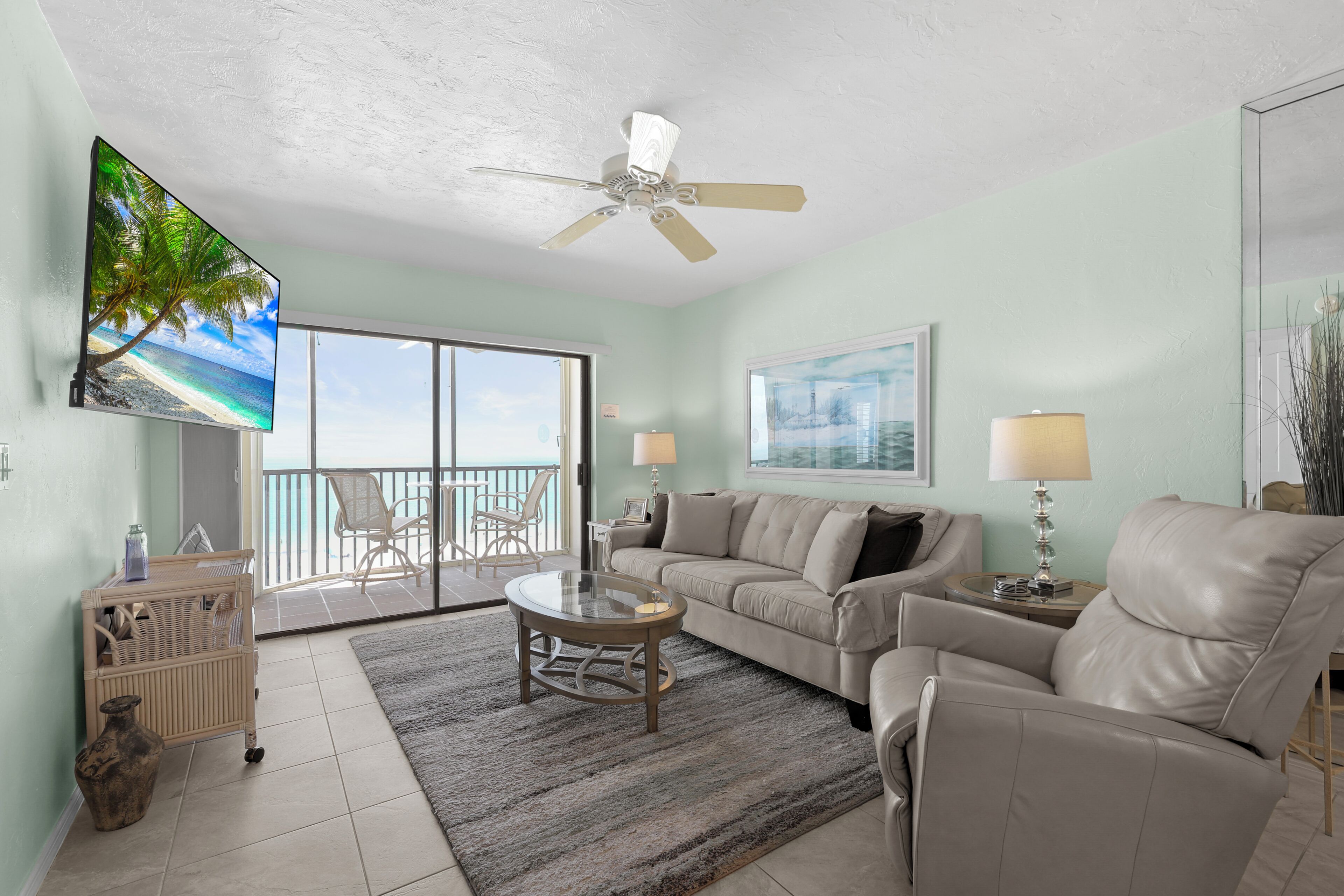 Älytelevisio, DVD-soitin, kirjoja, stereot