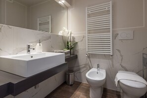 Bruser, hårtørrer, bidet