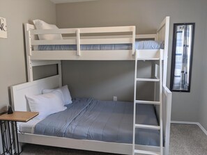 Condo (Whimsy B&B - Ozrark View - POOL - Rem) | 3 phòng ngủ, nôi/cũi di động, truy cập Internet không dây miễn phí 