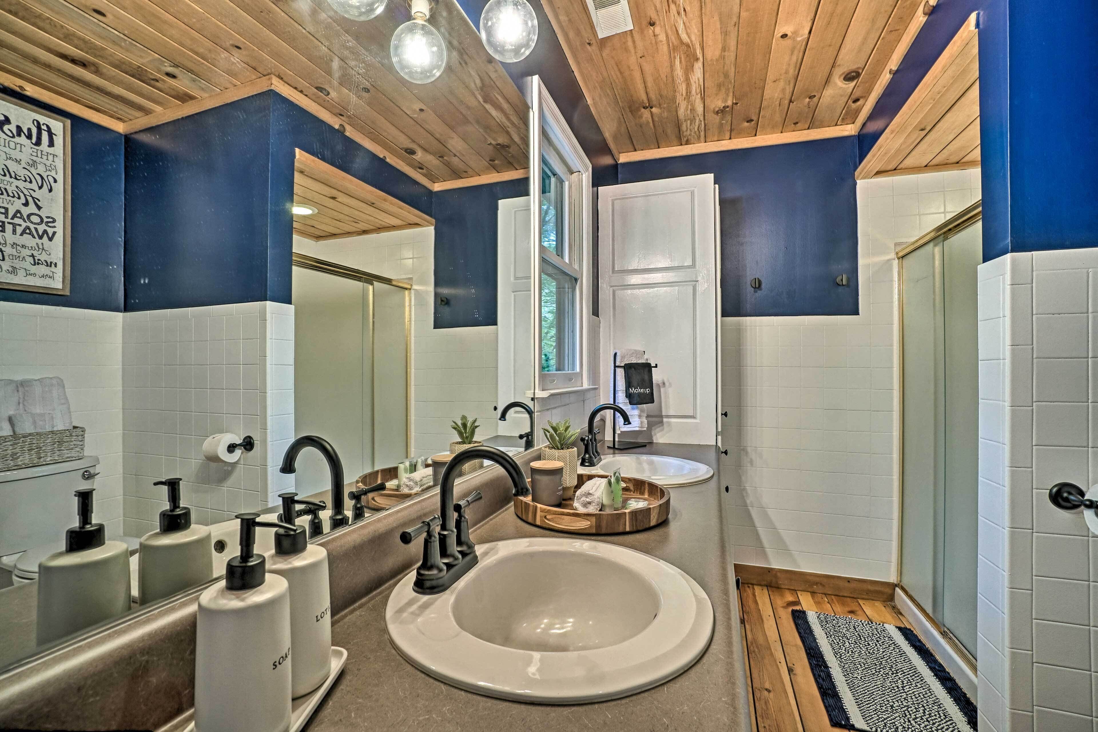 Luxury Clayton Cabin w/ Expansive Deck & Grill!