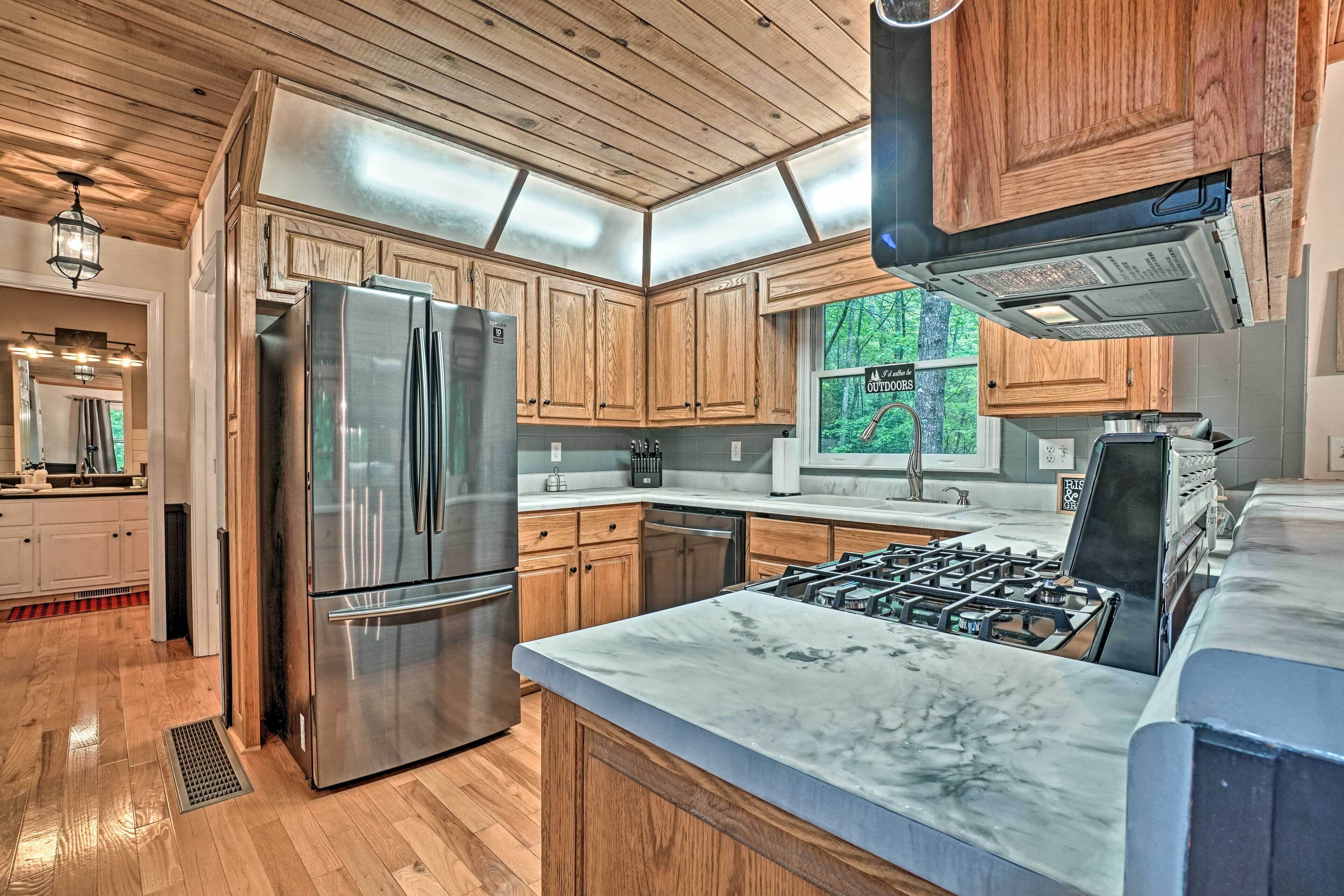 Luxury Clayton Cabin w/ Expansive Deck & Grill!