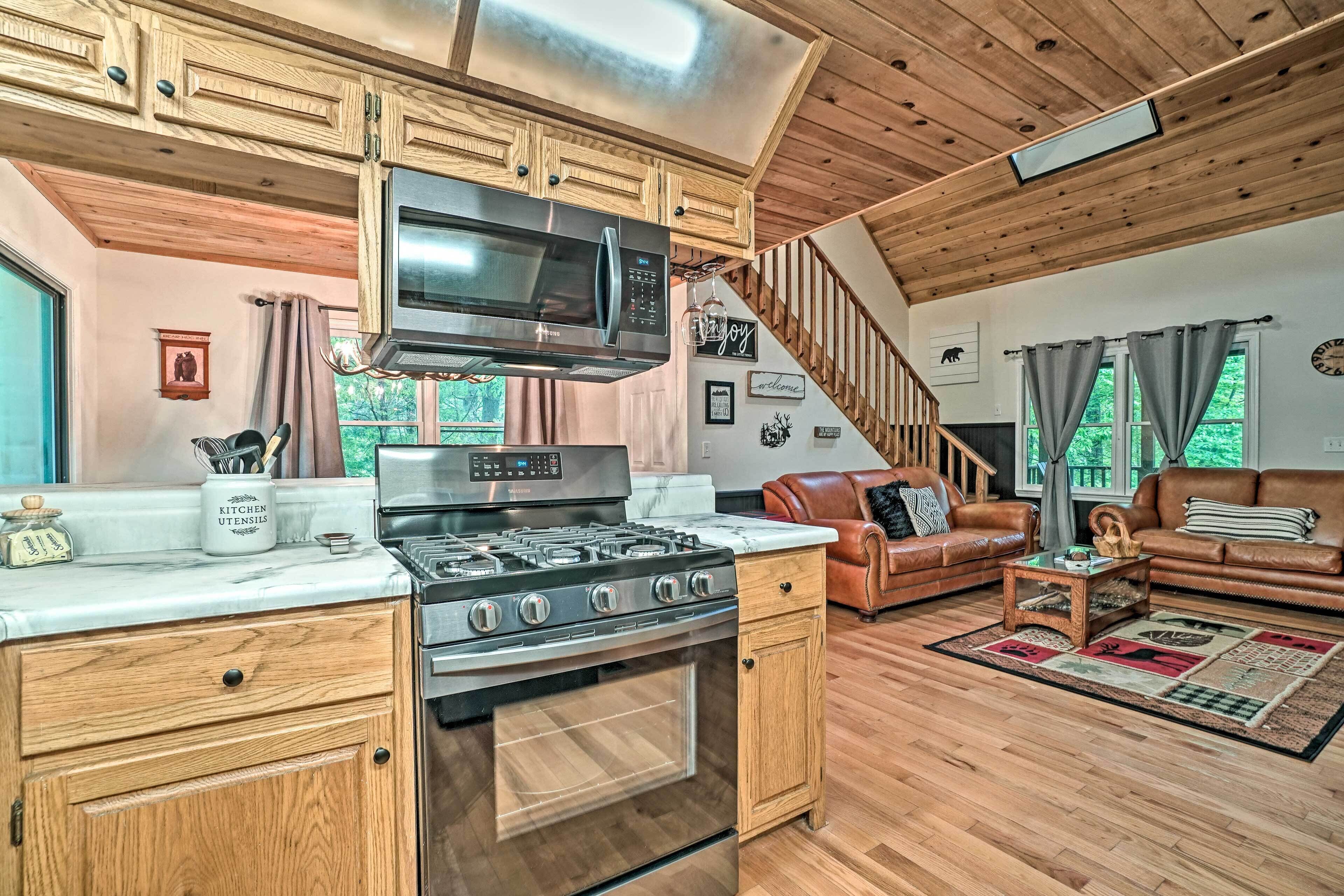Luxury Clayton Cabin w/ Expansive Deck & Grill!