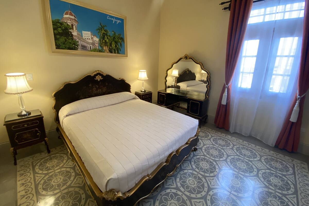 Minibaari, tallelokero huoneessa, pimennysverhot, Wi-Fi