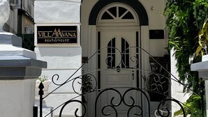 A gated entrance with a sign reading "Villa Vanna Rental House." - Villa Avana (Havana)
