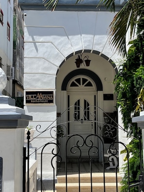 A gated entrance with a sign reading "Villa Vanna Rental House." - Villa Avana (Havana)
