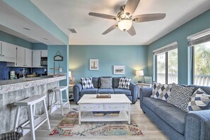 TV - Panama City Condo w/ Balcony & Pool, Walk to Beach (Panama City)