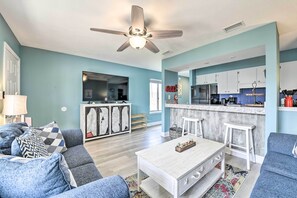 TV - Panama City Condo w/ Balcony & Pool, Walk to Beach (Panama City)