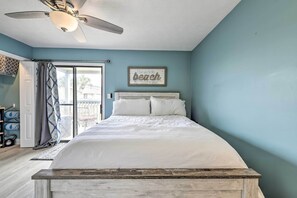 1 bedroom, desk, iron/ironing board, Internet - Panama City Condo w/ Balcony & Pool, Walk to Beach (Panama City)