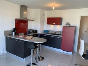 Kühlschrank, Geschirrspüler, Toaster, Kochgeschirr/Geschirr/Besteck