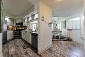 Condo (The GrandView Getaway- 2020 WEEKDAY P) | Private kitchen