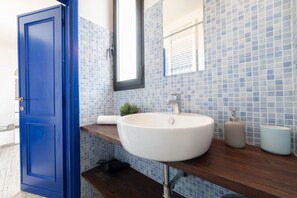 Douche, sèche-cheveux, bidet, serviettes fournies