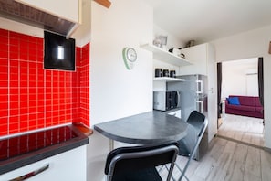 Fridge, stovetop, coffee/tea maker, toaster
