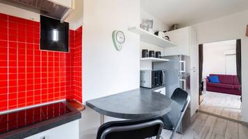 Fridge, stovetop, coffee/tea maker, toaster