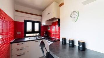 Fridge, stovetop, coffee/tea maker, toaster