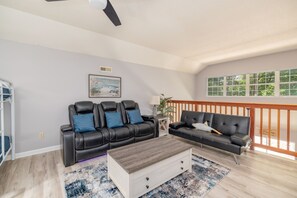 Smart TV - Lake Gaston Lyons creek 3 bedroom plus bunkbed loft 2 bathroom sleeps 10-12 (Macon)