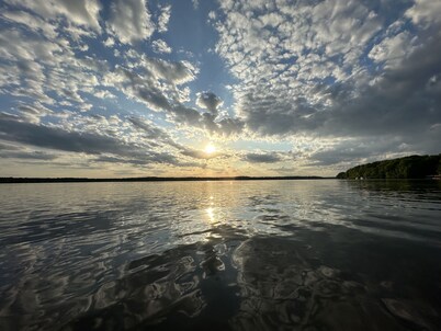 Lake Gaston Lyons creek 3 bedroom plus bunkbed loft 2 bathroom sleeps 10-12