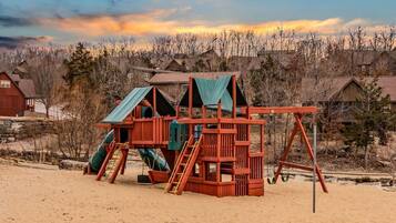 House (Bear Hug - Cabin comfort - OUTDOOR PO) | Children's area