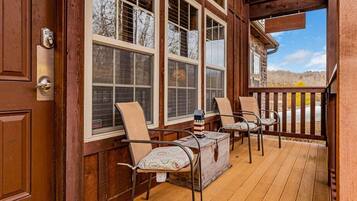 House (Bear Hug - Cabin comfort - OUTDOOR PO) | Balcony