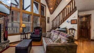 House (Bear Hug - Cabin comfort - OUTDOOR PO) | Living area | TV