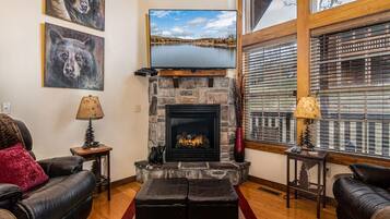 House (Bear Hug - Cabin comfort - OUTDOOR PO) | Living room | TV