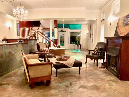  Artsy 1st floor pet-friendly ensuite king in historic railroad inn & town.