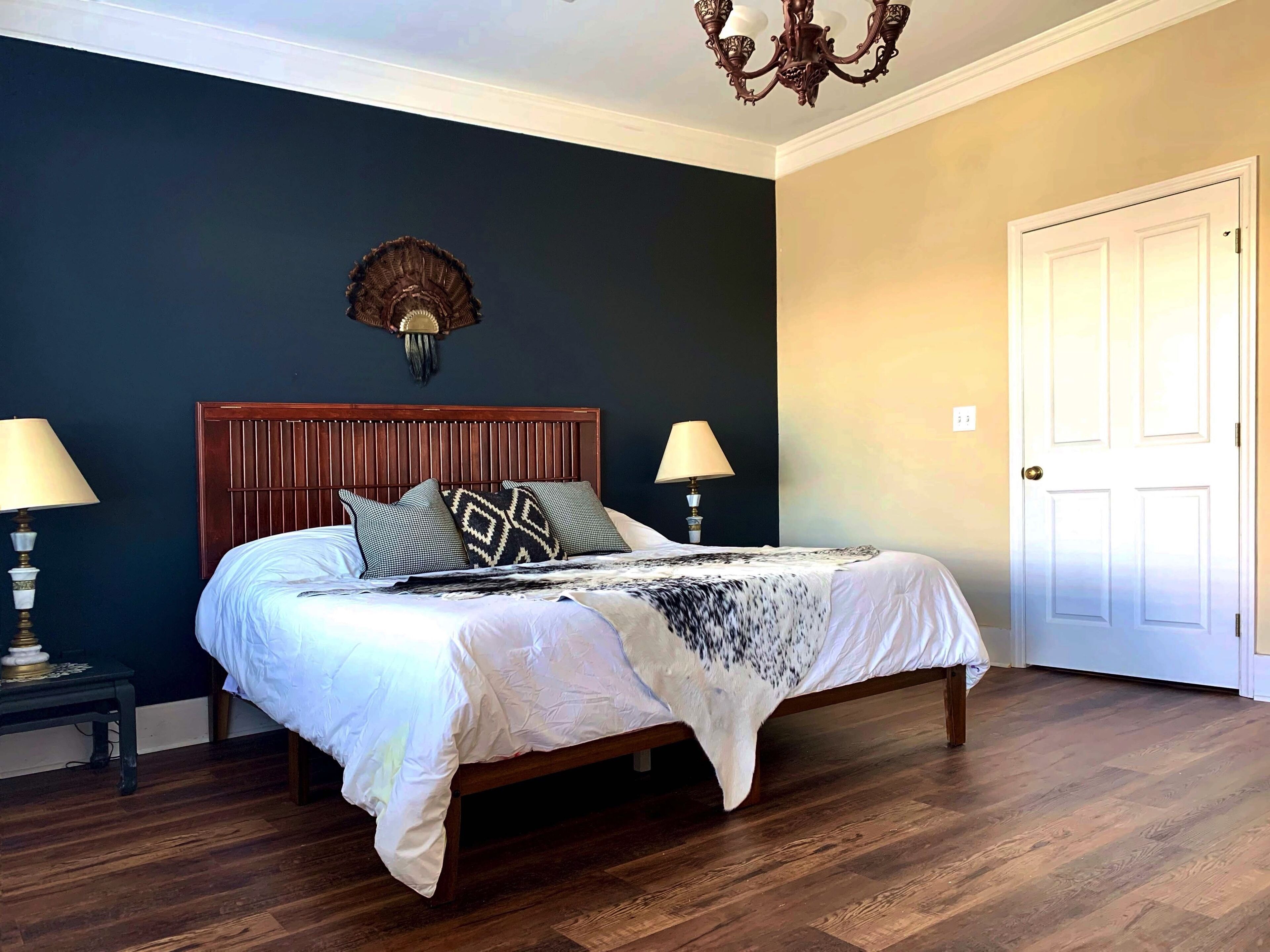 Artsy pet-friendly king room/historic railroad inn